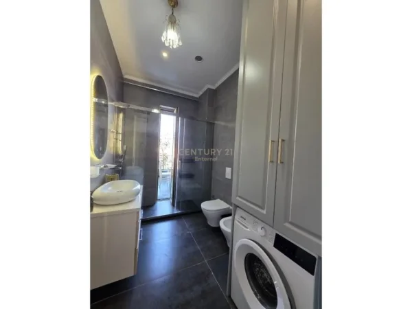 Tirane, jepet me qera apartament 2+1+Ballkon Kati 8, 136 m² 2.000 € (stadiumi qemal stafa golden park)