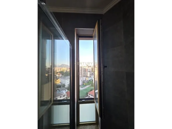 Tirane, jepet me qera apartament 2+1+Ballkon Kati 8, 136 m² 2.000 € (stadiumi qemal stafa golden park)