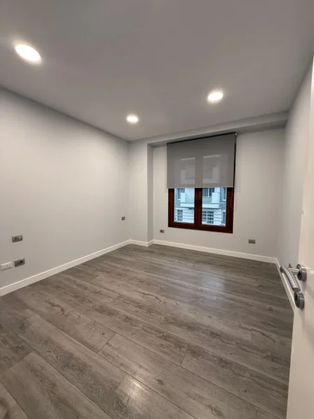 Tirane, jepet me qera zyre Kati 7, 200 m² 2.500 € (Prane Delijorigjit)