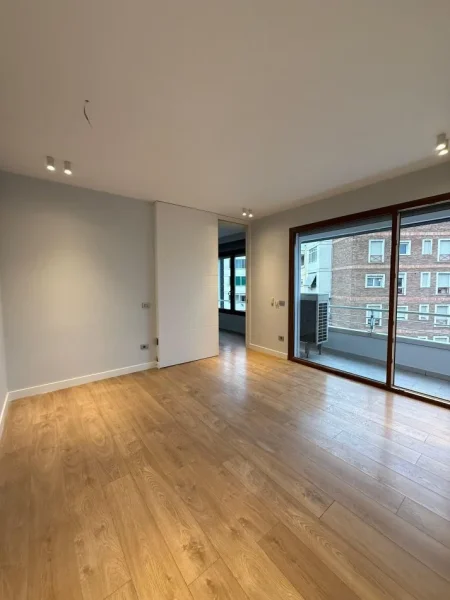 Tirane, jepet me qera zyre Kati 7, 200 m² 2.500 € (Prane Delijorigjit)