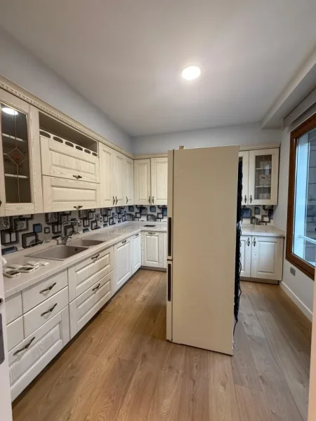 Tirane, jepet me qera zyre Kati 7, 200 m² 2.500 € (Prane Delijorigjit)