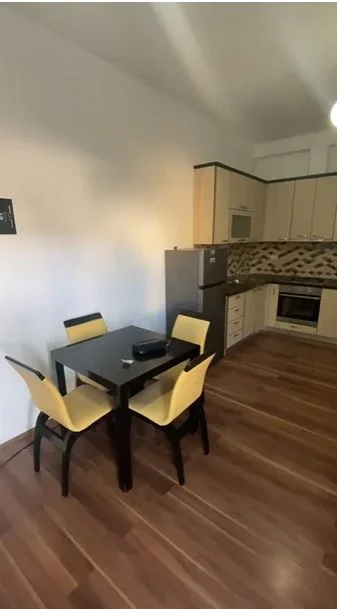 Jepet me Qira Apartament 1+1 – i Mobiluar 450 € (Rruga Peti)