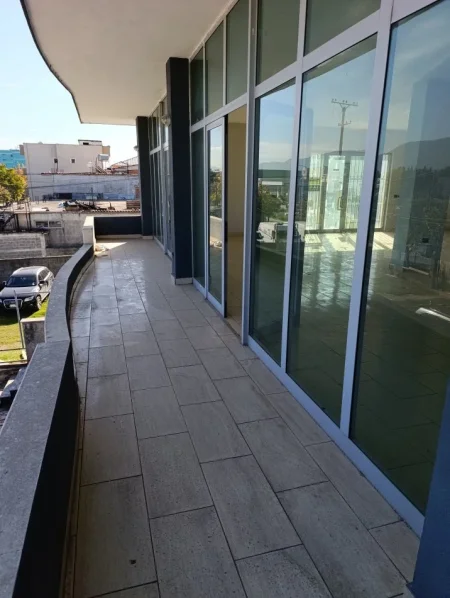 Tirane, jepet me qera ambjent biznesi Kati 1, 230 m² 500 €