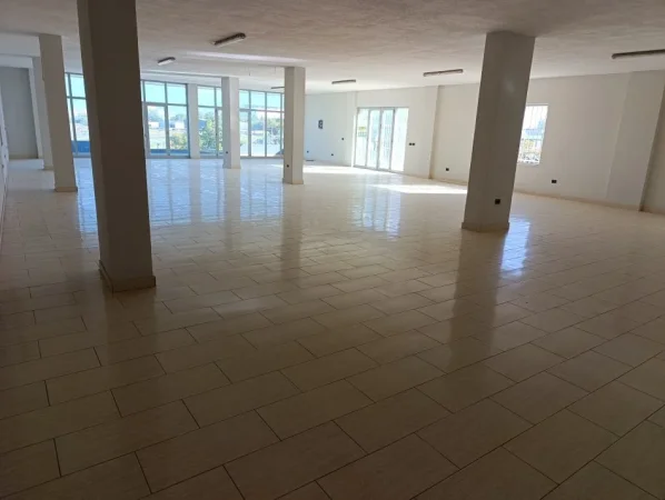 Tirane, jepet me qera ambjent biznesi Kati 1, 230 m² 500 €