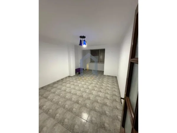 Tirane, jepet me qera zyre Kati 2, 35 m² 420 € (Rruga Sulejman Delvina)