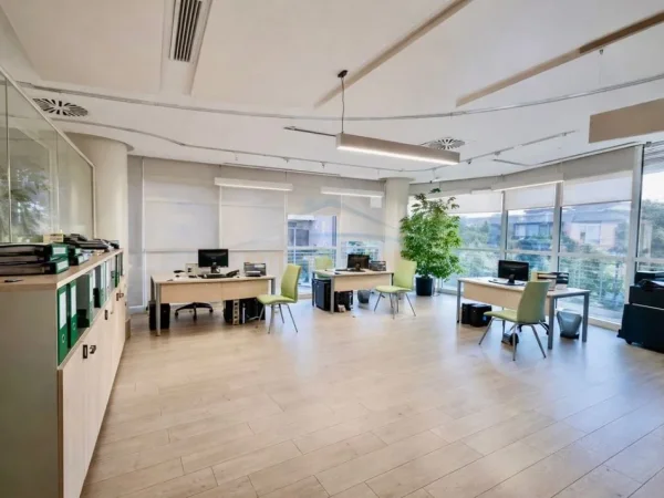 Tirane, jepet me qera ambjent biznesi Kati 3, 280 m² (air albania)