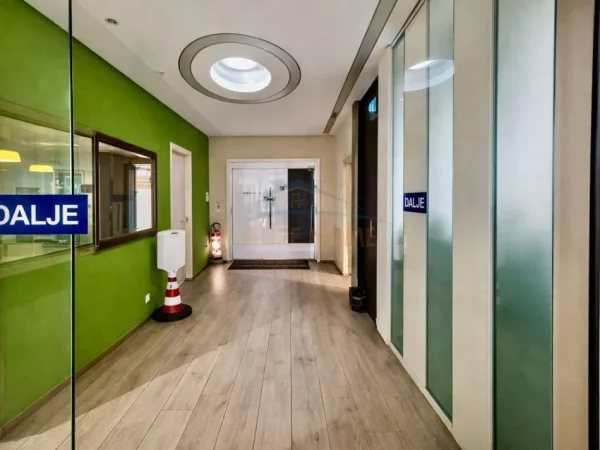 Tirane, jepet me qera ambjent biznesi Kati 3, 280 m² (air albania)