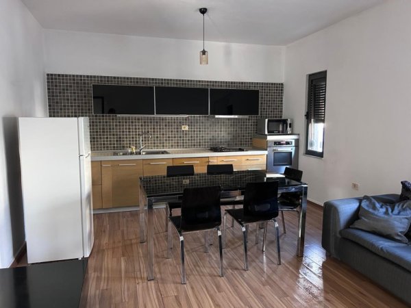 Tirane, jepet me qera Vile 2+1 Kati 2, 90 m² 500 € (Tek Ish-Frigoriferi, Siri Kodra, Tiranë)