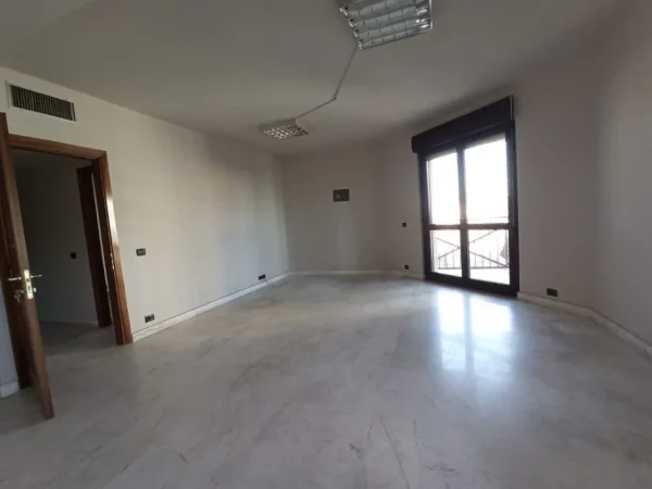 Tirane, jepet me qera ambjent biznesi Kati 7, 130 m² 1.870 € (qender)