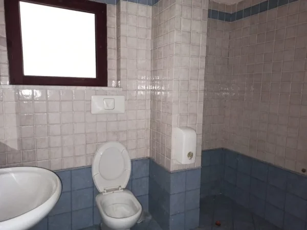 Tirane, jepet me qera ambjent biznesi Kati 7, 130 m² 1.870 € (qender)