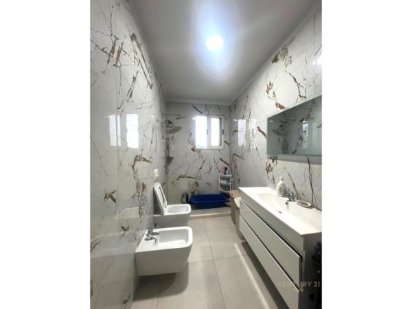 Tirane, shes apartament+verande | Penthouse 2+1+Aneks+Ballkon Kati 4, 200 m² 280.000 € (Kompleksi Tom Doshi)