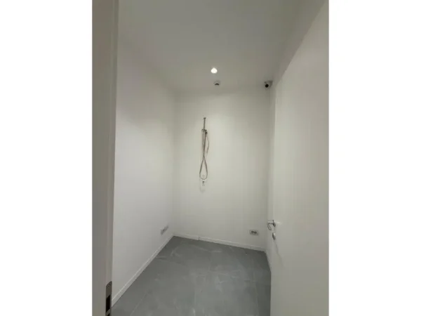 Tirane, jepet me qera ambjent biznesi Kati 2, 131 m² 1.700 € (jordan misja)