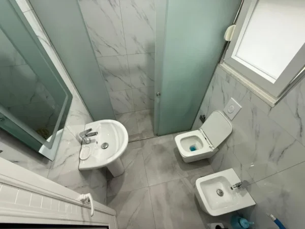 Tirane, jepet me qera 2+1 Kati 2, 120 m² 1.200 € (teg)