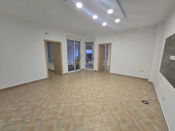 Tirane, shes apartament 2+1+Aneks+Ballkon Kati 2, 120 m² 228.000 € (Rruga Xhon Kenedi)