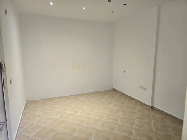 Tirane, shes apartament 2+1+Aneks+Ballkon Kati 2, 120 m² 228.000 € (Rruga Xhon Kenedi)