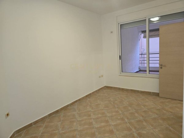 Tirane, shes apartament 2+1+Aneks+Ballkon Kati 2, 120 m² 228.000 € (Rruga Xhon Kenedi)