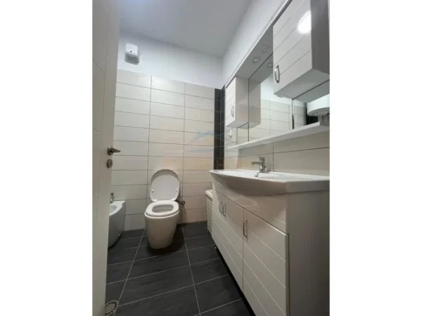 Tirane, jepet me qera apartament 2+1+Ballkon Kati 6, 109 m² 600 € (unaza e re)