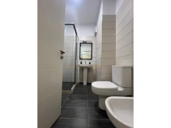 Tirane, jepet me qera apartament 2+1+Ballkon Kati 6, 109 m² 600 € (unaza e re)