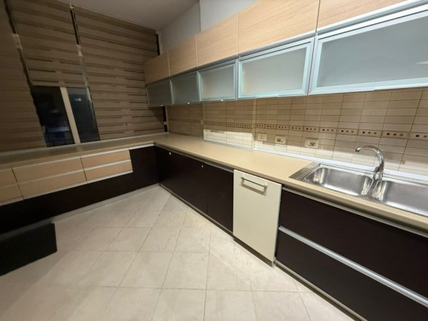 Tirane, jepet me qera apartament 2+1 Kati 2, 120 m² 900 € (KOPSHTI ZOOLOGJIK)