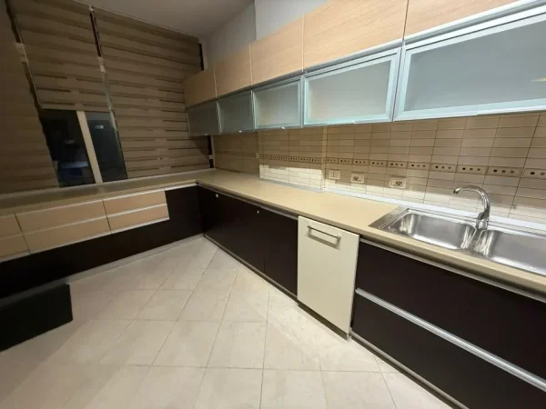 Tirane, jepet me qera apartament 2+1 Kati 2, 120 m² 900 € (KOPSHTI ZOOLOGJIK)