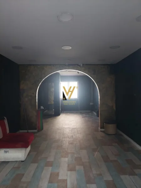 Tirane, jepet me qera dyqan Kati 0, 40 m² 400 € (ALI DEMI)