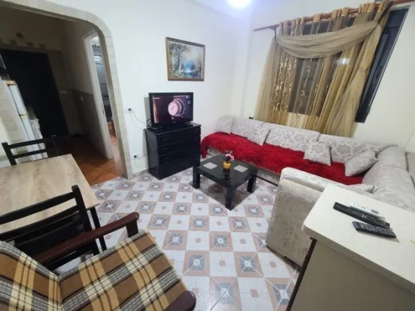 Tirane, jepet me qera apartament 1+1 Kati 1, 55 m² 420 € (bulevardi i ri)
