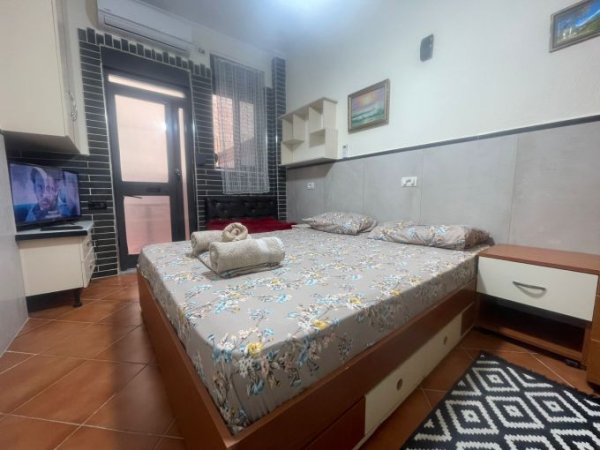 Tirane, jepet me qera apartament 1+1 Kati 1, 55 m² 420 € (rruga 5 maji)