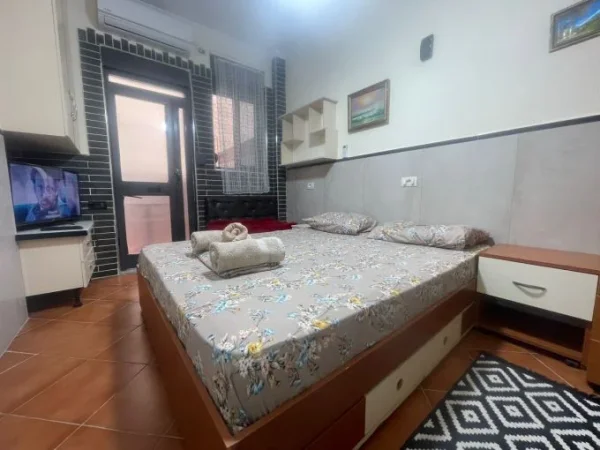 Tirane, jepet me qera apartament 1+1 Kati 1, 55 m² 420 € (rruga 5 maji)