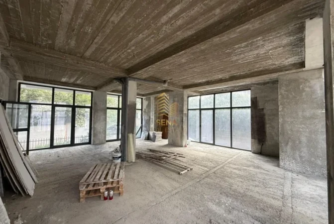 Tirane, jepet me qera ambjent biznesi Kati 0, 90 m² 600 € (Kinostudio)