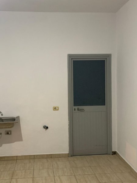 Tirane, jepet me qera ambjent biznesi Kati 0, 30 m² 280 € (institut)