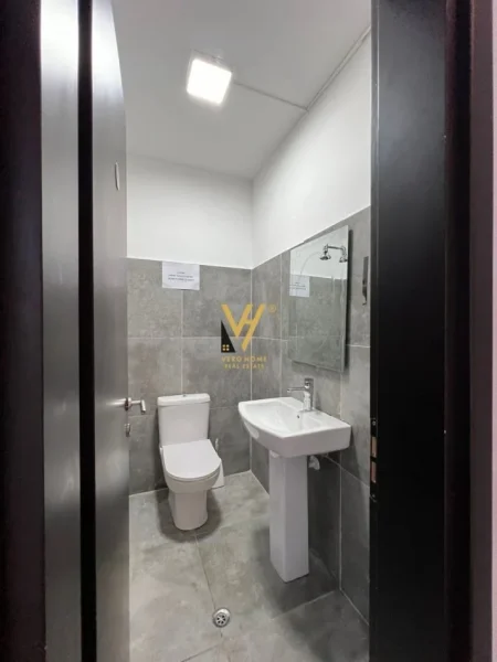 Tirane, jepet me qera ambjent biznesi Kati 9, 371 m² 3.000 € (Usluga, Ish-Stacioni i Trenit)