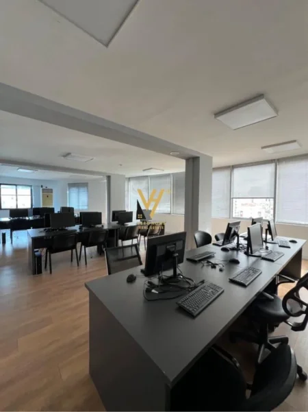 Tirane, jepet me qera ambjent biznesi Kati 9, 371 m² 3.000 € (Usluga, Ish-Stacioni i Trenit)
