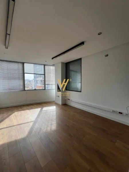 Tirane, jepet me qera ambjent biznesi Kati 9, 371 m² 3.000 € (Usluga, Ish-Stacioni i Trenit)