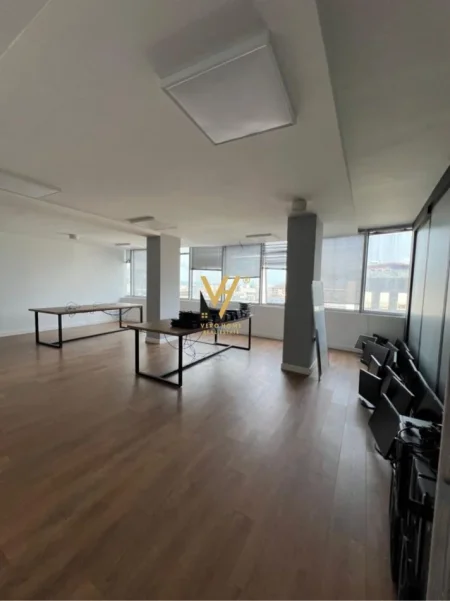 Tirane, jepet me qera ambjent biznesi Kati 9, 371 m² 3.000 € (Usluga, Ish-Stacioni i Trenit)
