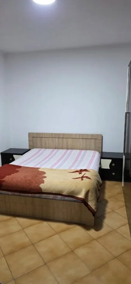 Tirane, jepet me qera apartament 2+1 Kati 4, 86 m² 450 € (Shkolla e Bashkuar)