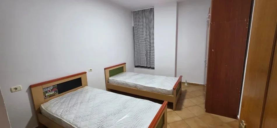 Tirane, jepet me qera apartament 2+1 Kati 4, 86 m² 450 € (Shkolla e Bashkuar)