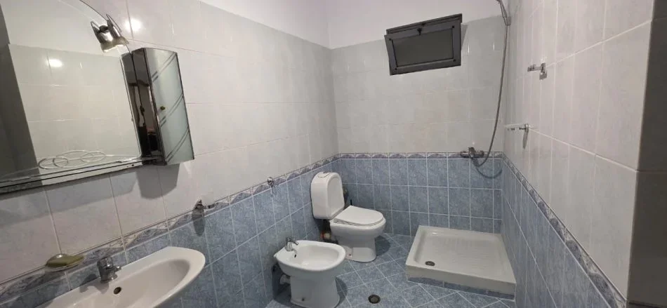 Tirane, jepet me qera apartament 2+1 Kati 4, 86 m² 450 € (Shkolla e Bashkuar)