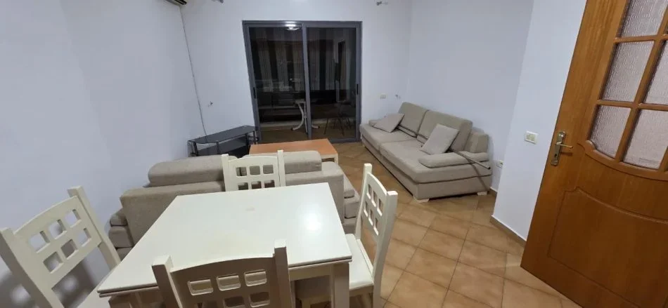 Tirane, jepet me qera apartament 2+1 Kati 4, 86 m² 450 € (Shkolla e Bashkuar)