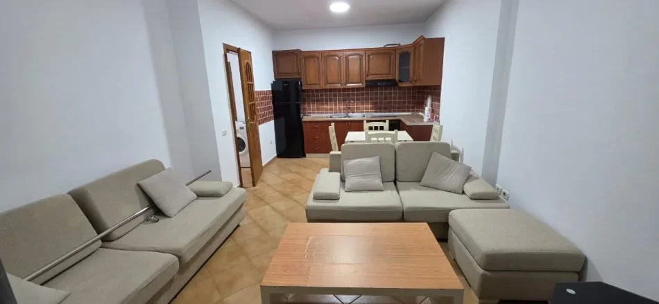 Tirane, jepet me qera apartament 2+1 Kati 4, 86 m² 450 € (Shkolla e Bashkuar)
