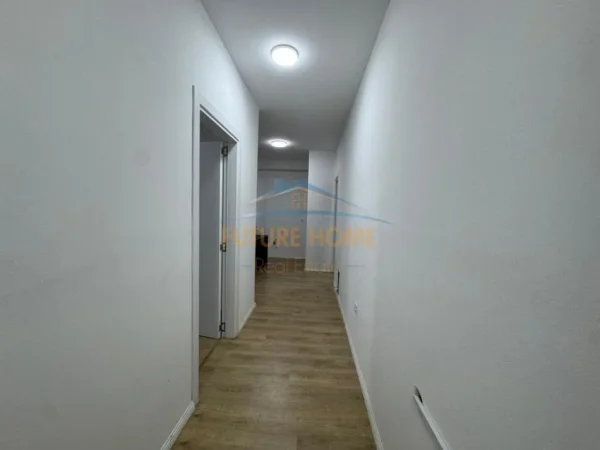 Tirane, jepet me qera zyre Kati 3, 68 m² 600 € (BULEVARDI I RI)