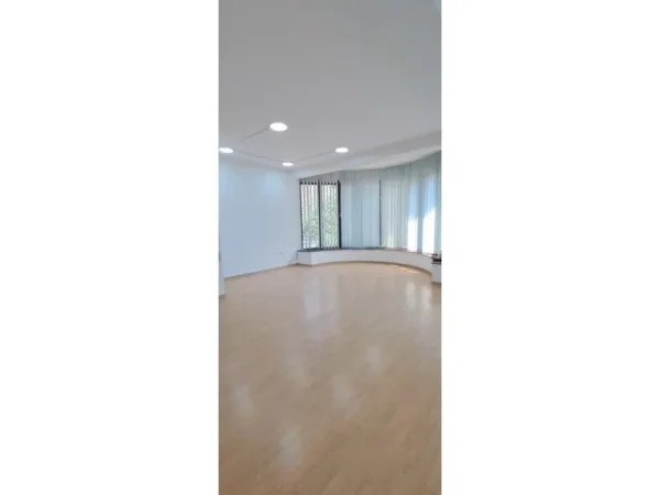 Tirane, jepet me qera ambjent biznesi Kati 0, 392 m² 3.000 € (Prane Oxhakut)