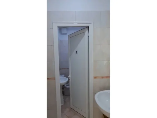 Tirane, jepet me qera ambjent biznesi Kati 0, 392 m² 3.000 € (Prane Oxhakut)