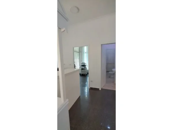 Tirane, jepet me qera ambjent biznesi Kati 0, 392 m² 3.000 € (Prane Oxhakut)