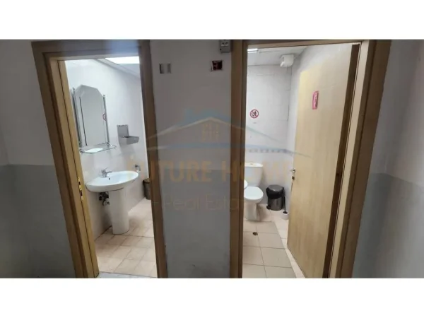 Tirane, jepet me qera ambjent biznesi Kati 4, 200 m² 2.400 € (BLLOM , Prane LSI)