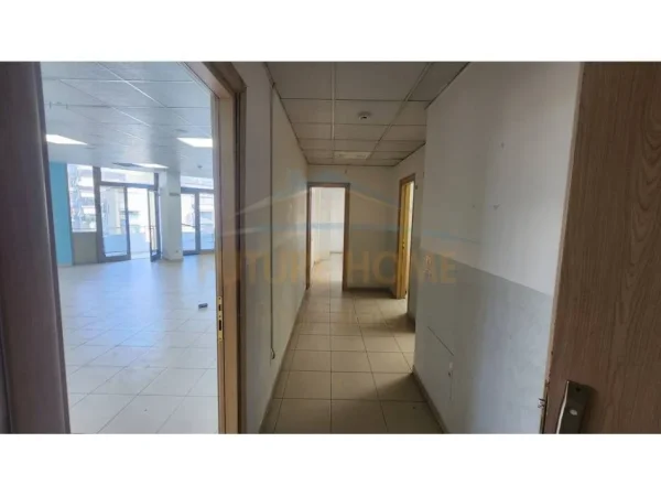 Tirane, jepet me qera ambjent biznesi Kati 4, 200 m² 2.400 € (BLLOM , Prane LSI)