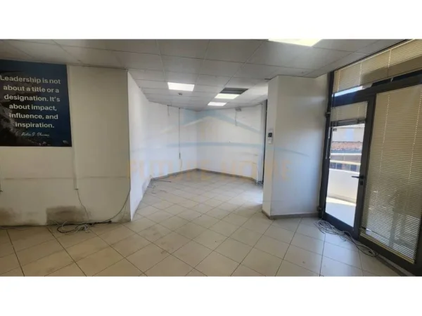 Tirane, jepet me qera ambjent biznesi Kati 4, 200 m² 2.400 € (BLLOM , Prane LSI)