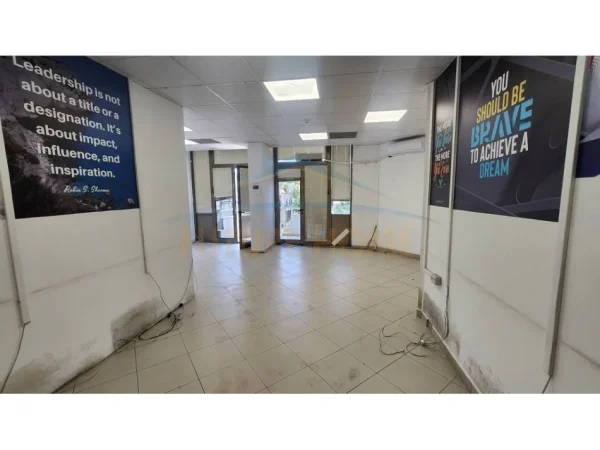 Tirane, jepet me qera ambjent biznesi Kati 4, 200 m² 2.400 € (BLLOM , Prane LSI)