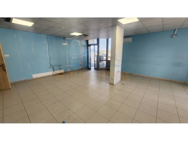 Tirane, jepet me qera ambjent biznesi Kati 4, 200 m² 2.400 € (BLLOM , Prane LSI)