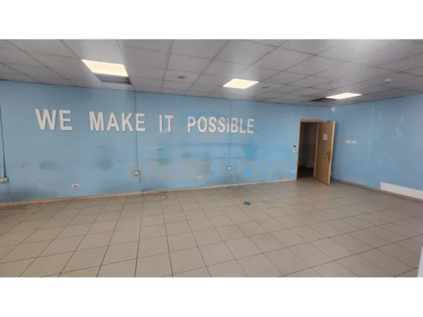 Tirane, jepet me qera ambjent biznesi Kati 4, 200 m² 2.400 € (BLLOM , Prane LSI)
