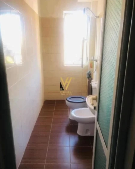 Tirane, jepet me qera apartament 1+1+Ballkon Kati 4, 43 m² 600 € (ALI DEMI)